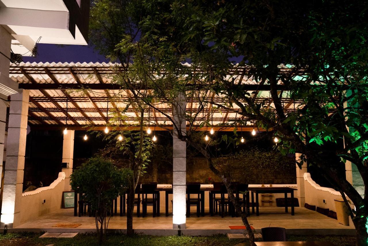 Plantation Surf Inn & Restaurant Midigama East Exterior foto