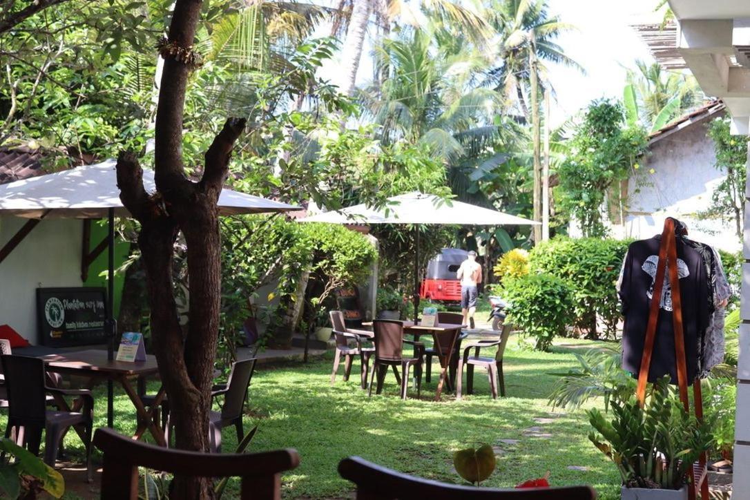 Plantation Surf Inn & Restaurant Midigama East Exterior foto